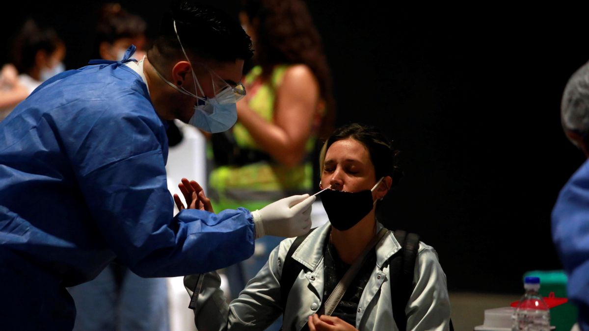 Una trabajadora de la Salud realiza una prueba de la covid-19 a una mujer en Buenos Aires (Argentina). EFE/ Demian Alday Estevez/Archivo