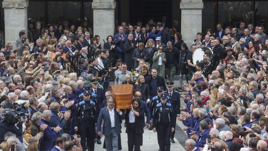 Multitudinaria y emotiva despedida en la localidad asturiana de Mieres a su alcalde Aníbal Vázquez