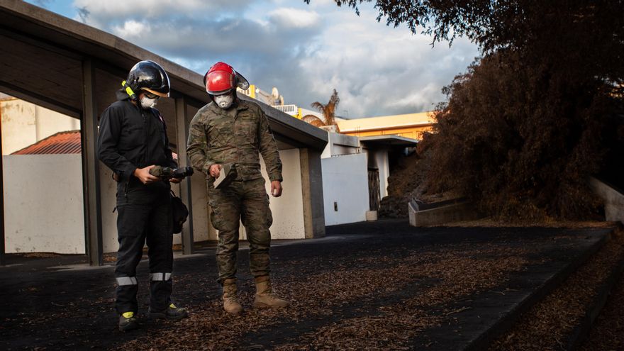 Dos militares controlan los gases tóxicos que emanan de la colada de La Laguna
