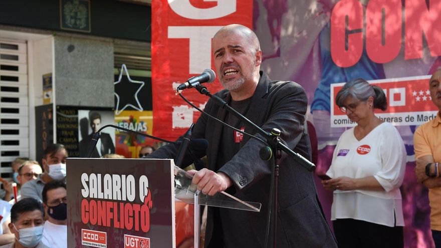 El secretario general de CCOO, Unai Sordo, interviene en una concentración de CCOO y UGT para exigir salarios dignos frente a la sede de CEOE.