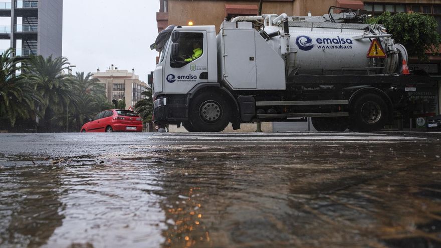 El paso cerca de Canarias de la tormenta tropical Hermine, ya degradada a depresión tropical, está dejando una lluvia copiosa sobre Gran Canaria y su capital, Las Palmas, causando un gran número de incidencias, aunque no graves. EFE/Ángel Medina G.