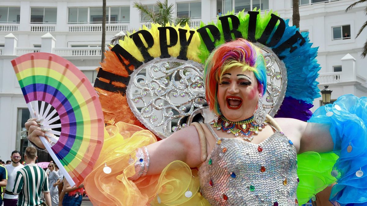 Miles de personas se congregan este sábado en el sur de Gran Canaria en la tradicional manifestación del Orgullo de Maspalomas. EFE/Laura Bautista