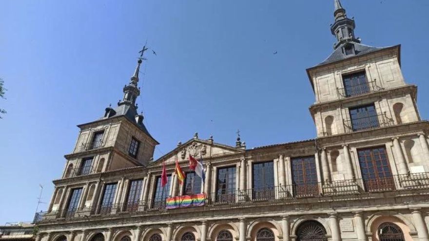 La bandera LGTBI regresa tras cuatro años de veto de PP y Vox al Ayuntamiento de Toledo con el revés de los ultras