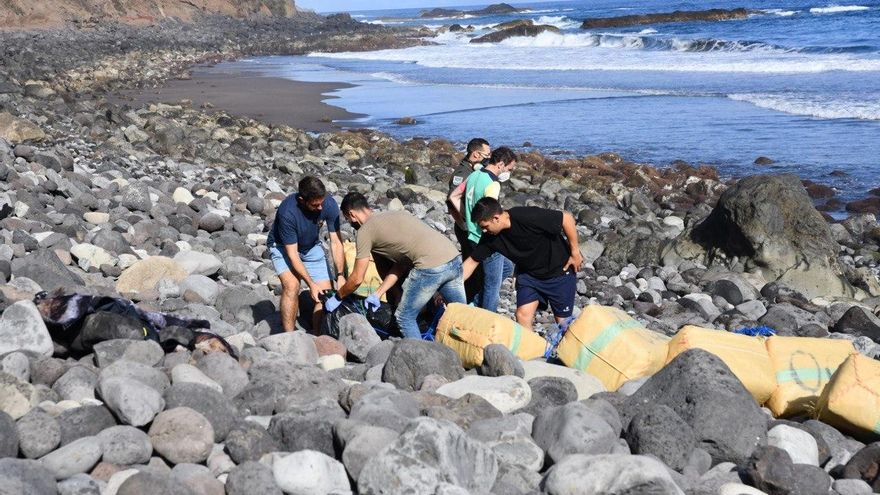 Fardos de hachís en la playa de El Socorro, Tenerife