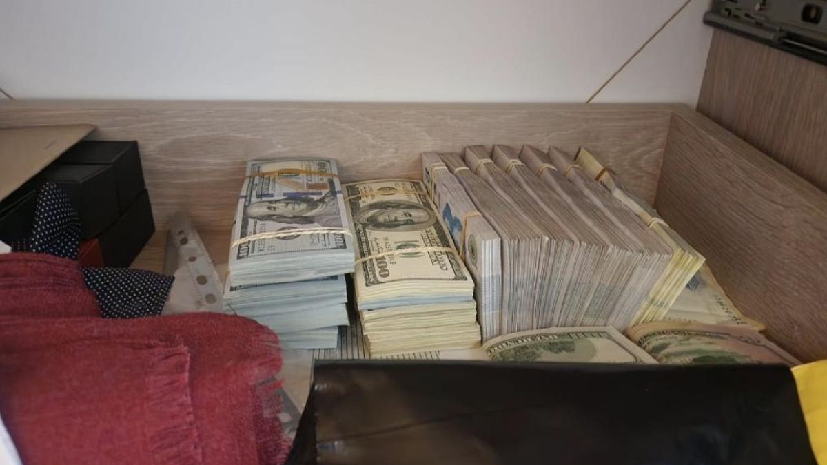 Fajos de billetes de dólares y pesos que la Policía Federal secuestró en domicilios de los acusados en distintos allanamientos.