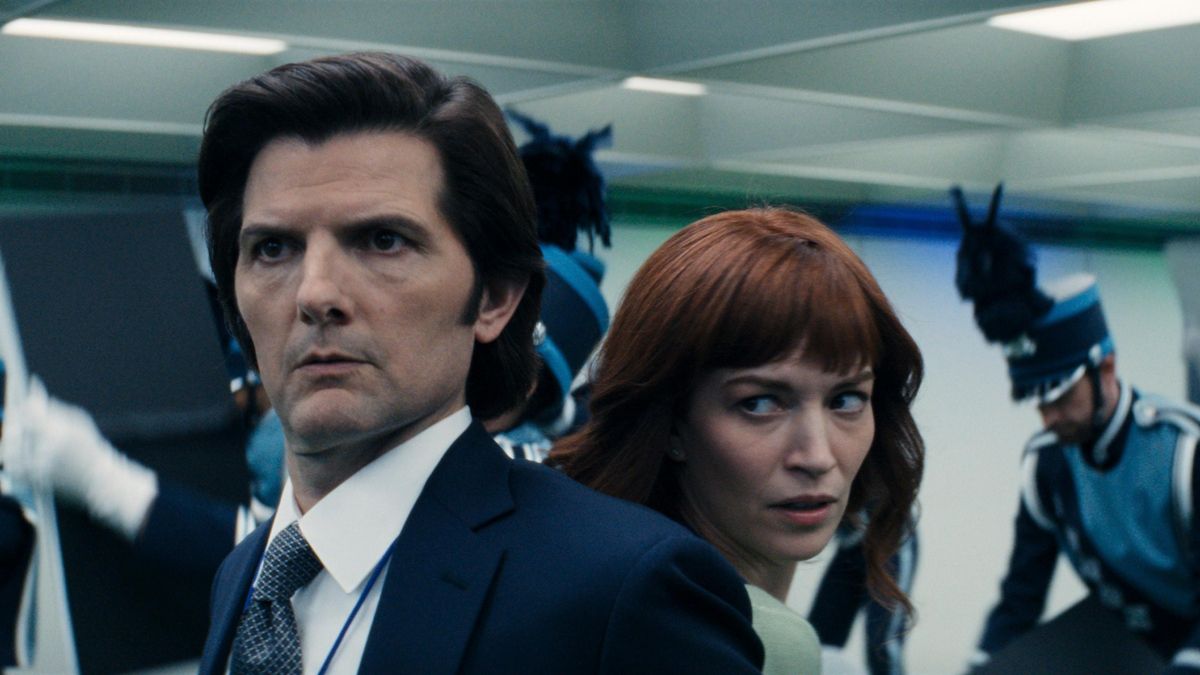 Adam Scott y Britt Lower en 'Severance'