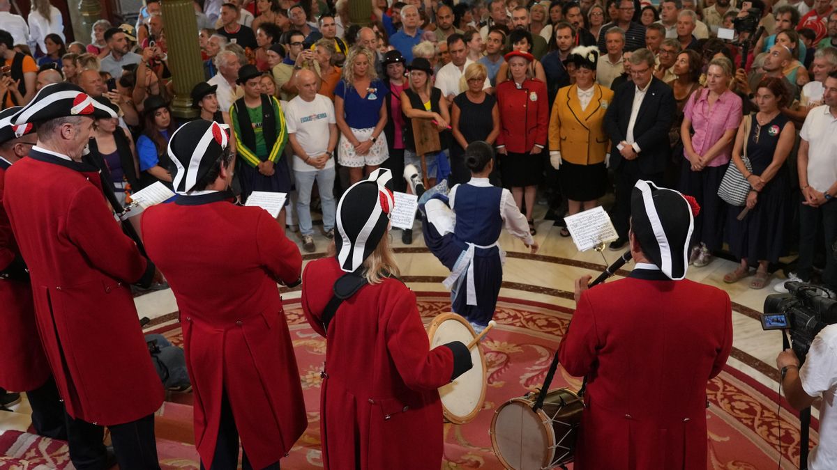 El alcalde y otros miembros de la corporación con la txupinera y pregonera durante el aurresku de honor en la recepción.