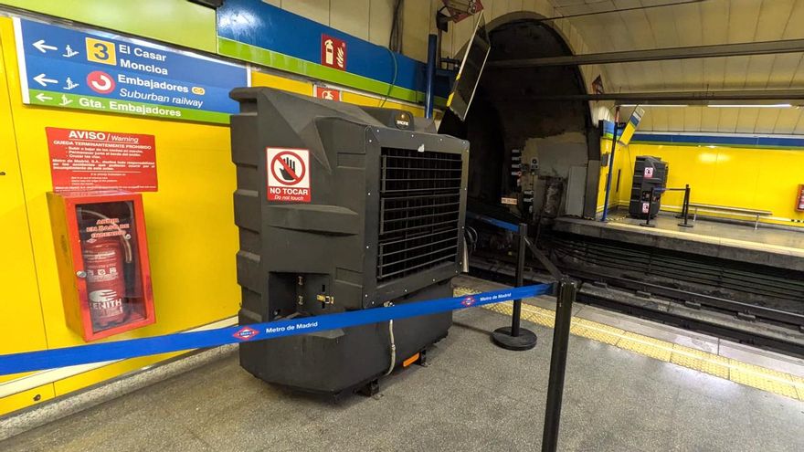 Los grandes ventiladores, instalados a cada lado del andén