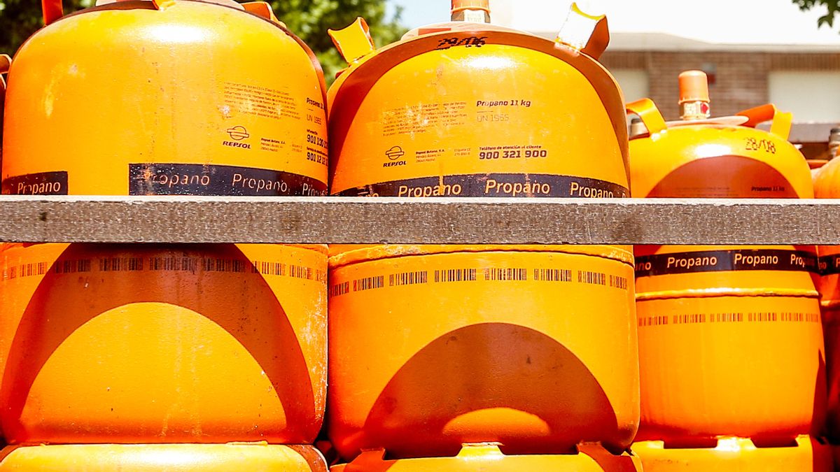 Detalles de bombonas de butano cargadas en un camión.