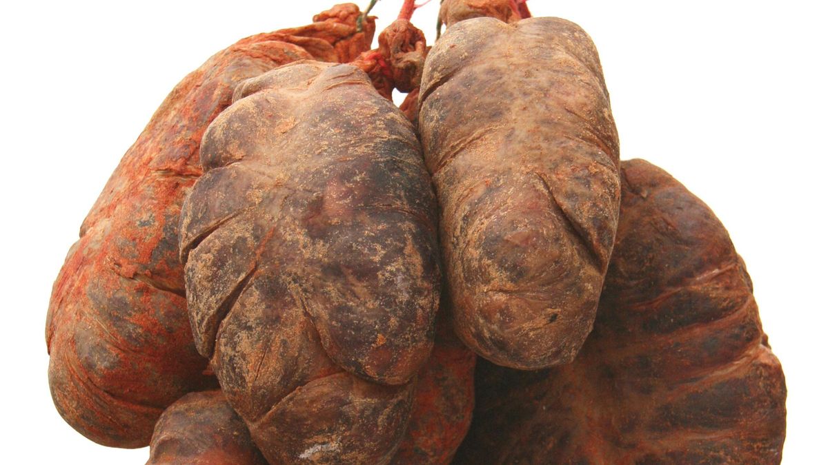 No es chorizo ni cecina: el embutido leonés que no se entiende hasta que se abre