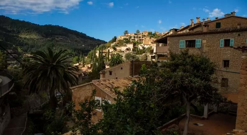 Vistes de Deià, un altre dels pobles emblemàtics situats a la Serra de Tramuntana
