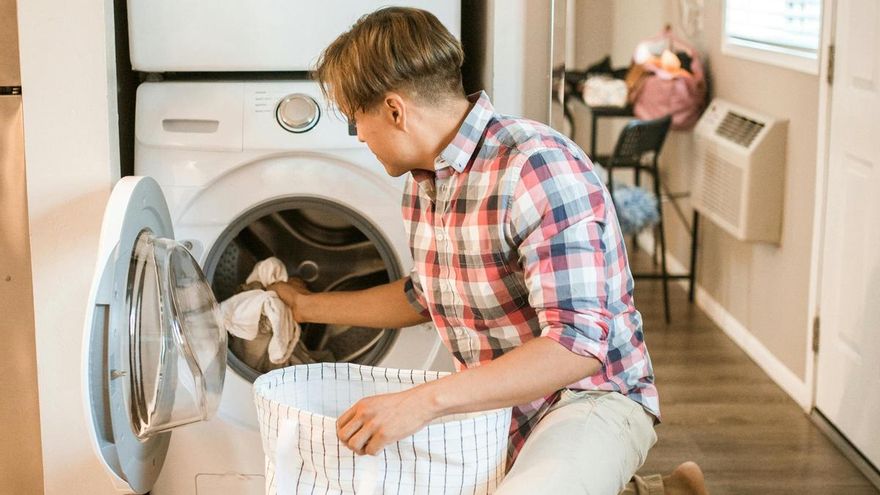No es una costumbre absurda: cuándo conviene darle la vuelta a la ropa en la lavadora
