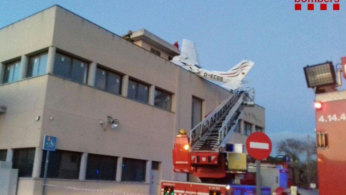La avioneta tras el accidente de esta tarde en Badia Vallès