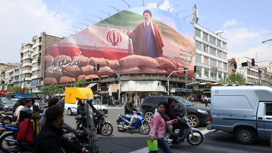 Iraníes pasan junto a un gran cartel del líder supremo iraní, el ayatolá Mojtaba Jameneí, en una calle de Teherán, Irán.