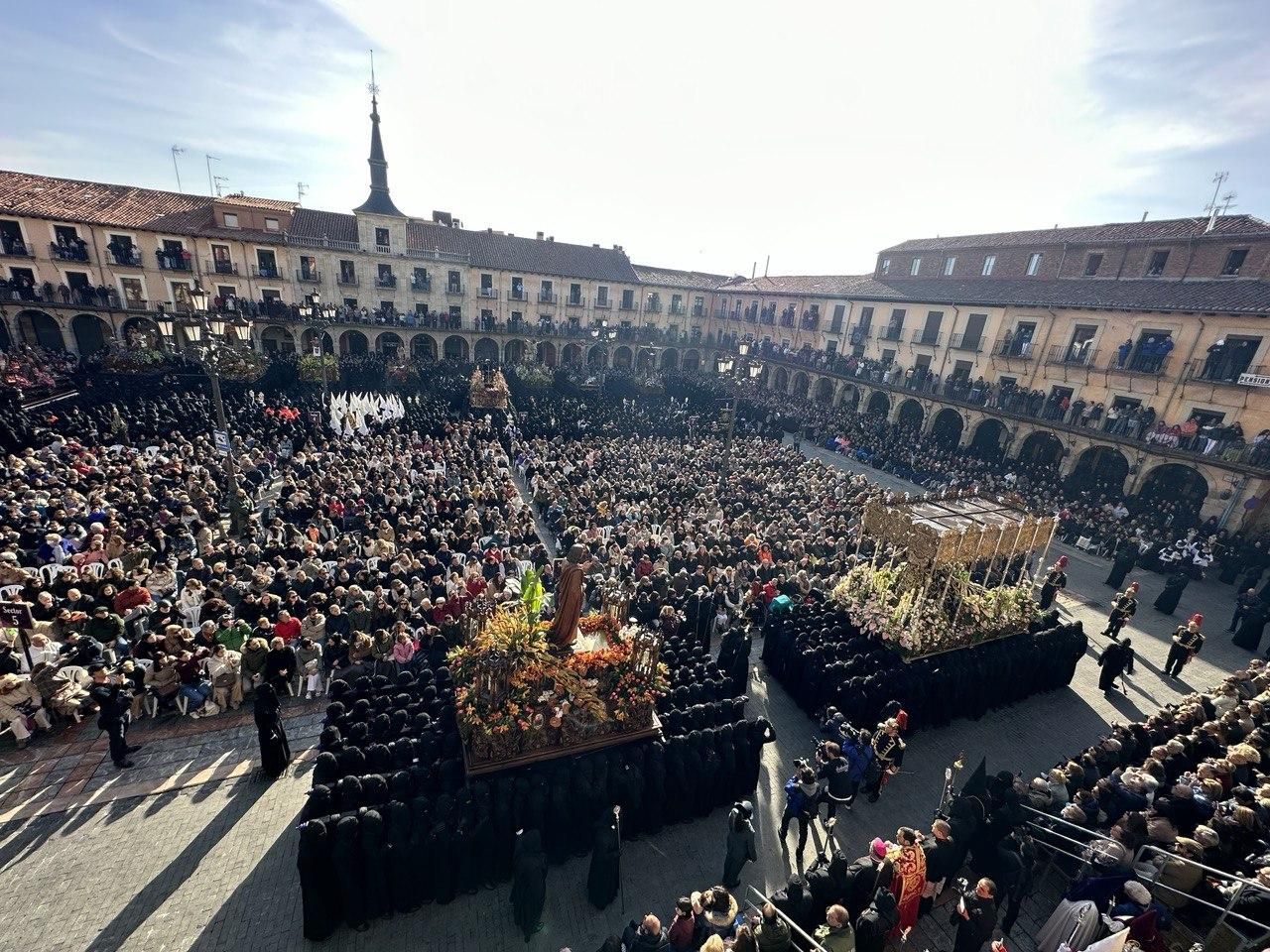 El Encuentro de León recupera la tradición ante los pasos en la Plaza Mayor, en imágenes