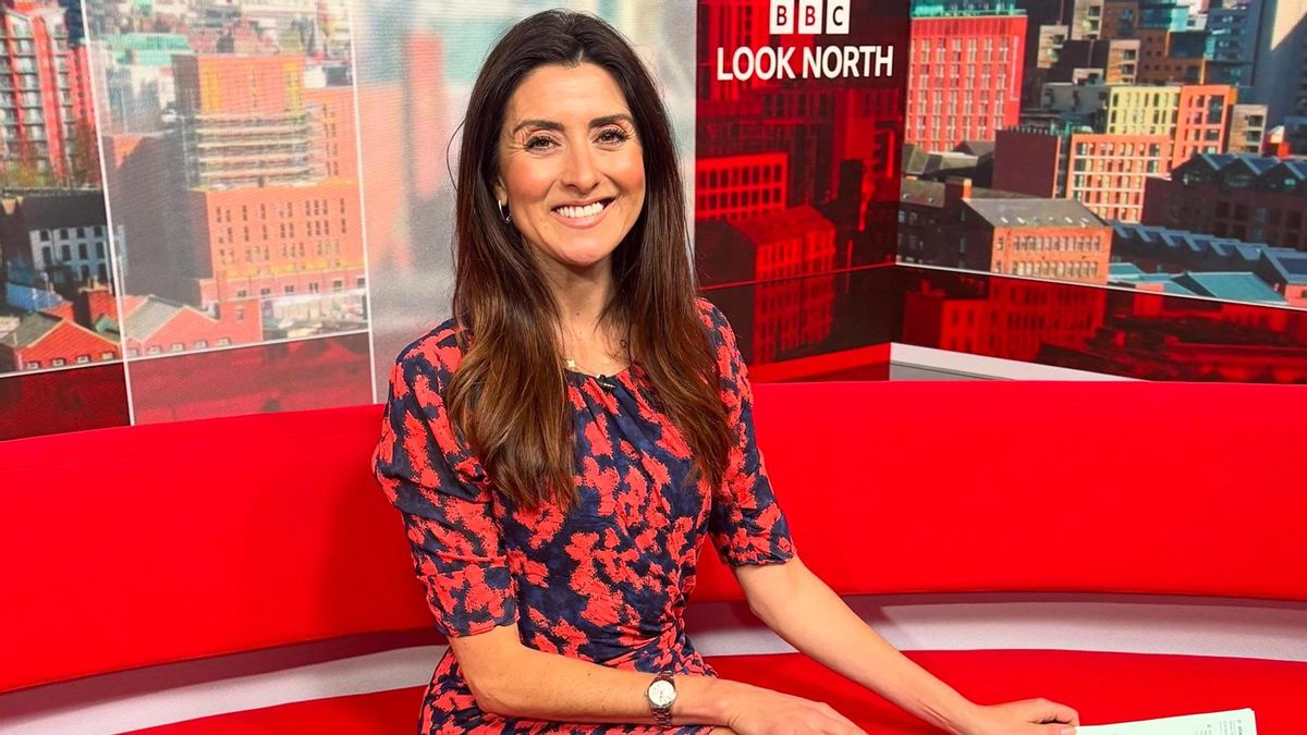 Aplaudido mensaje de una presentadora de la BBC tras ser criticada por llevar vestidos cortos con 45 años: "Este outfit es para ti"
