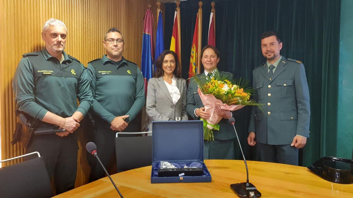 Trini, la guardia civil que se hizo vecina: sentida despedida de Santa María del Páramo tras 36 años de servicio