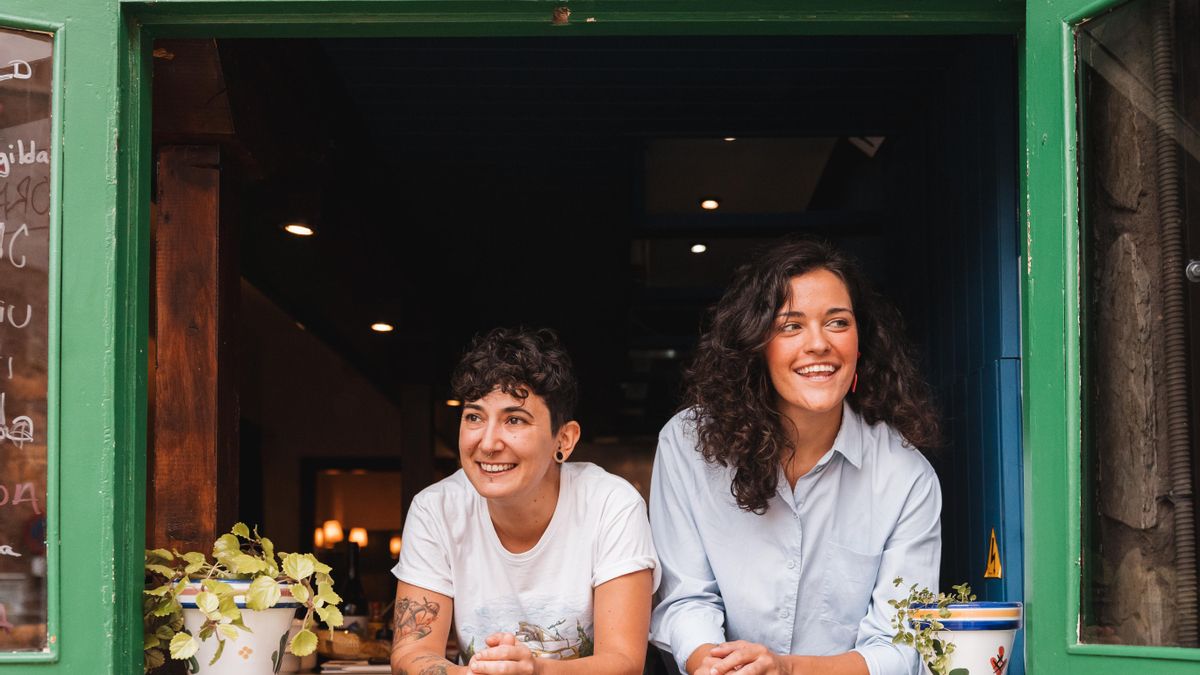 Jesica y Soledad en la ventana de La Bodeguilla. IMAGEN CEDIDA POR LA BODEGUILLA DE MOTILLA