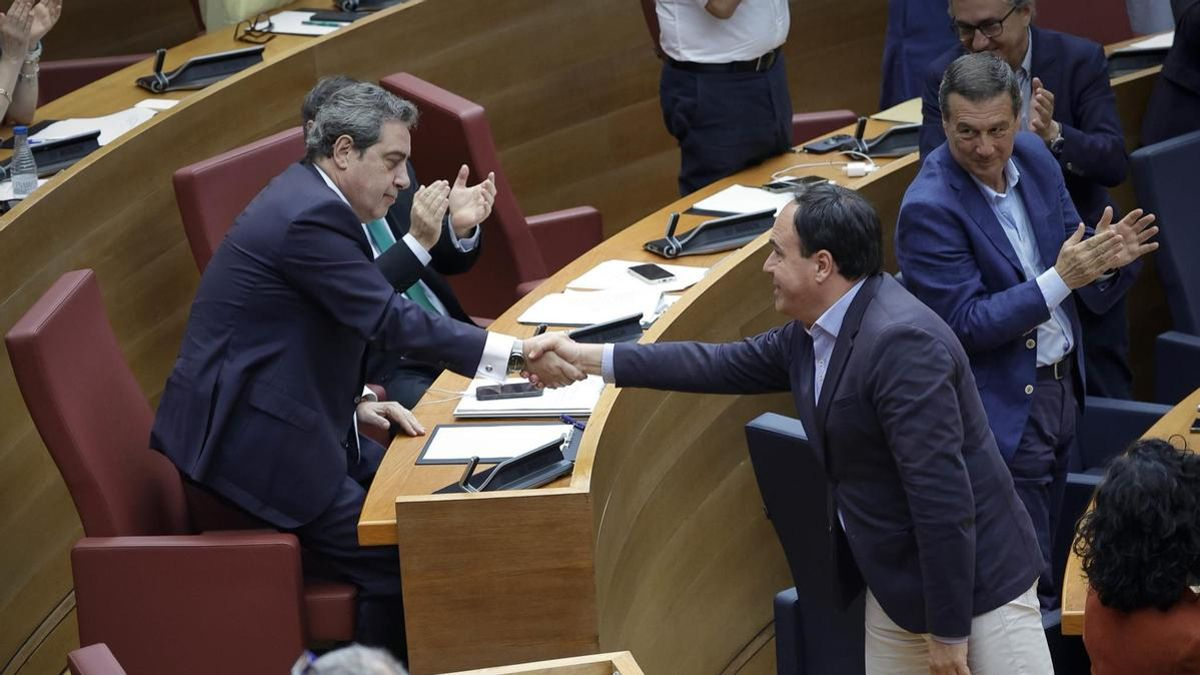 El presidente de la Generalitat, Juanfran Pérez Llorca, saluda al portavoz de Vox en las Corts Valencianes al aprobar los presupuestos de 2026, este miércoles 22 de julio.