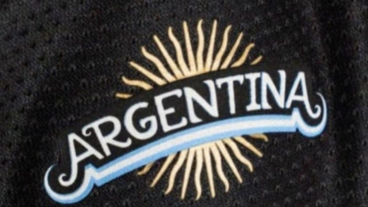 La inscripción "Argentina" acompañada por una bandera nacional está presente en la nueva versión de camiseta alternativa de la Selección.