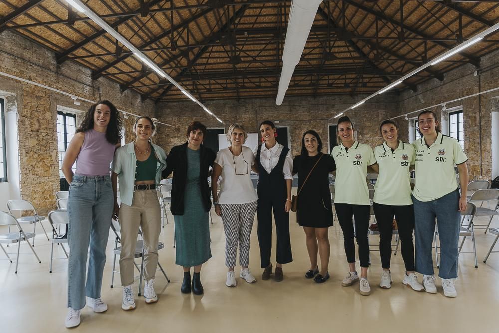 De izqda a dcha, Rebeca Cotano, Marina Lizarazu, Elisa Reche, Paloma del Rio, Olga Lorente, Esther Mora, Consuelo Campoy y Cristina Garcia