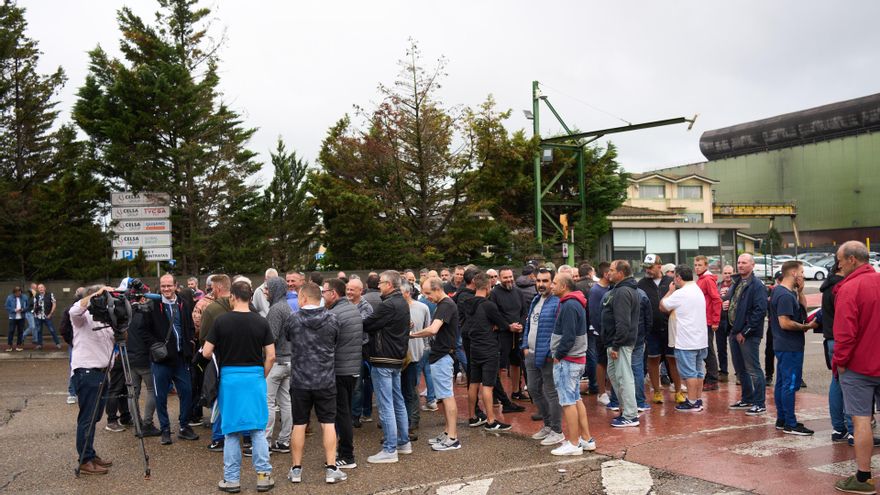 Archivo - Varios trabajadores de GSW durante la anterior huelga indefinida del sector metalúrgico en Cantabria