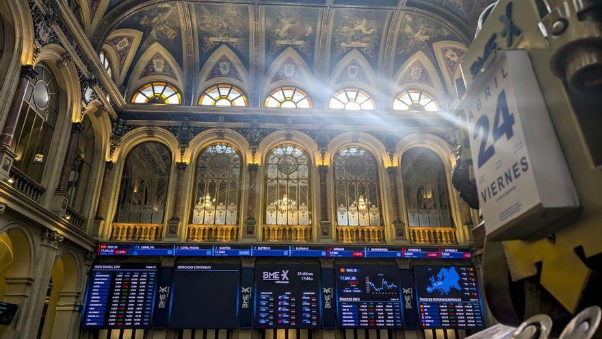 La Bolsa española ha cerrado este viernes con una caída del 1,09 % ante las dudas sobre la posibilidad de que se llegue a un acuerdo de paz en Oriente Medio, mientras el precio del barril de brent se sitúa por encima de los 106 dólares. El principal índice del mercado, el IBEX 35, ha perdido 194,6 puntos, ese 1,09 %, y ha cerrado la negociación en 17.691,3 puntos.  EFE/ Vega Alonso