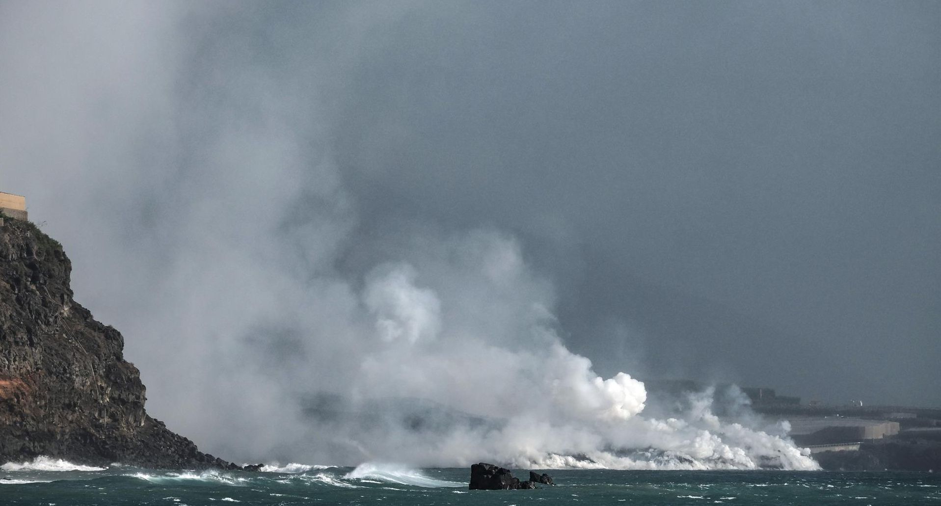 Lava caída al mar formando un delta en la costa de Tazacorte
