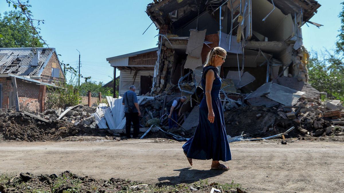Una mujer pasea en medio de edificios destruidos en Kostyantynivka.