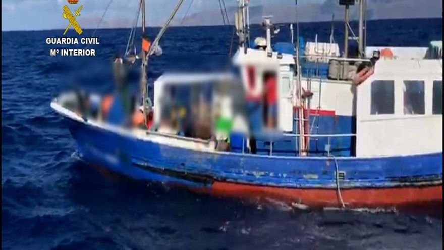 Barco denunciado por la Guardia Civil por faenar de forma irregular en aguas de Lanzarote