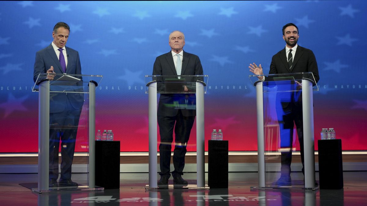 El candidato demócrata, Zohran Mamdani, habla junto al candidato independiente y exgobernador de Nueva York Andrew Cuomo y el candidato republicano Curtis Sliwa durante un debate por la alcaldía en el Rockefeller Center el 16 de octubre de 2025 en la ciudad de Nueva York.