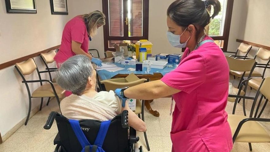Vacunación con la tercera dosis en la residencia de la tercera edad Casera Sarrió de Onil.