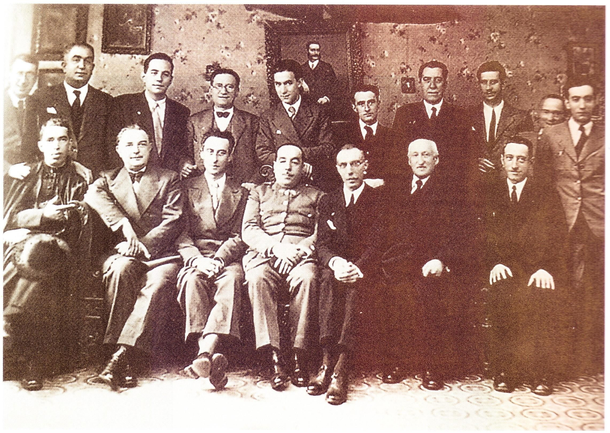 Luis Medina Montoro, sentado, en el centro, con miembros de la Asociación de la Prensa Leonesa en 1937.