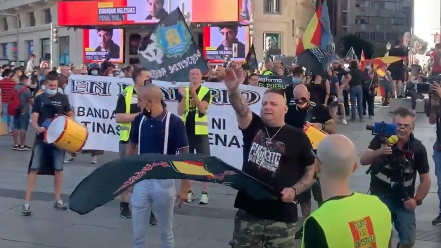 La ultraderecha extraparlamentaria saca pecho ante Abascal por la marcha neonazi en Chueca: "Usted sí que apesta a cloaca oportunista"