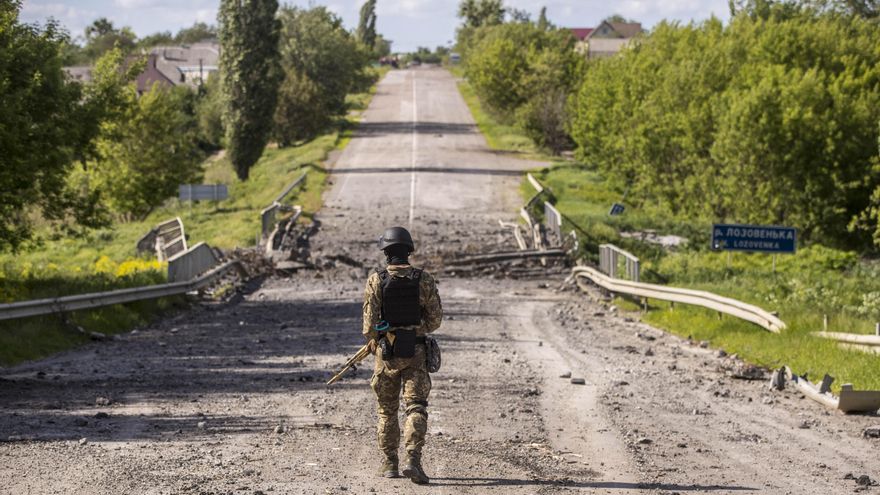 Foto del pasado 27 de mayo de 2022, en la que se ve a un soldado patrullando entre los restos de un puente cerca del campo de batalla en Ucrania. EFE/Esteban Biba