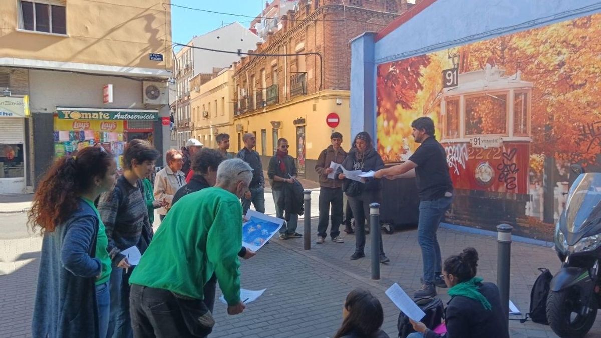 Algunos de los asistentes al paseo en unas de las paradas del mismo