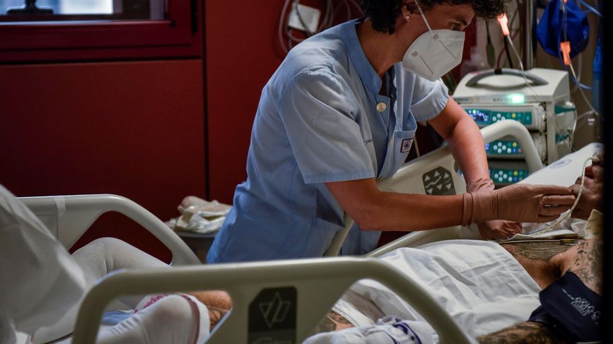 Una sanitaria atiende a un paciente de la UCI del Hospital de Basurto en Bilbao. EFE/Miguel Toña/Archivo
