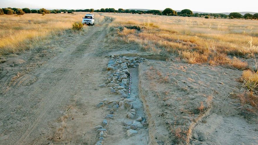 Denuncian que una obra con maquinaria pesada destroza gran parte de una calzada romana en la provincia de León