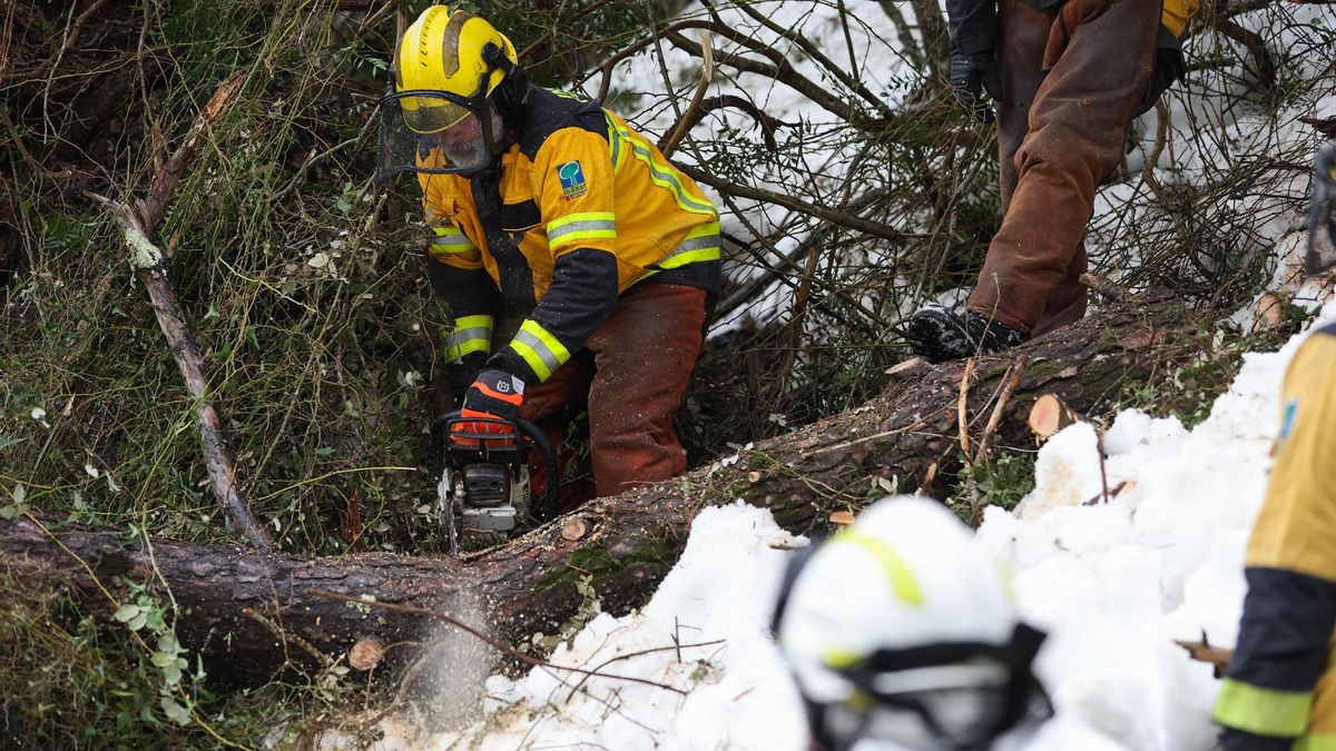Los equipos de emergencias trabajan para paliar los efectos de la borrasca Juliette