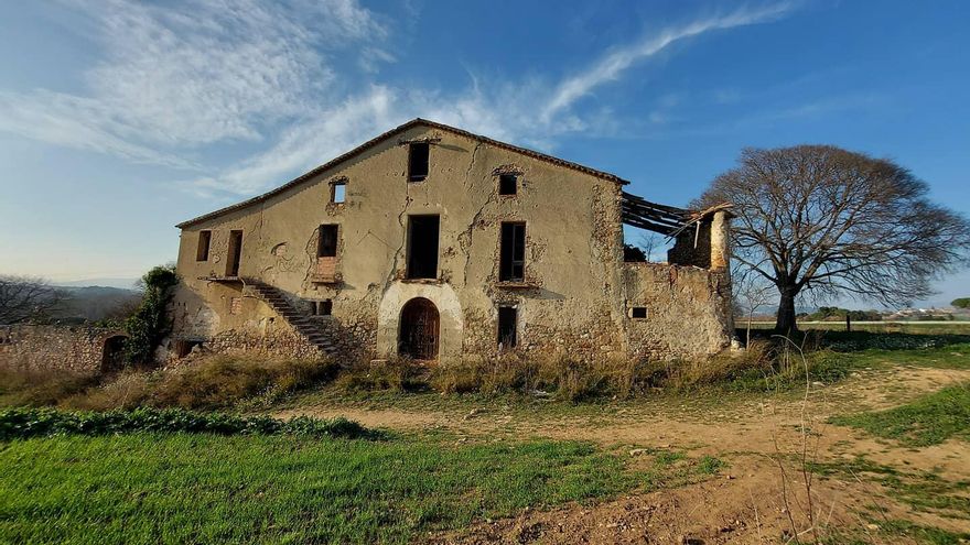 La cazadora de las masías, un patrimonio en peligro de extinción: "La mayoría no están protegidas"