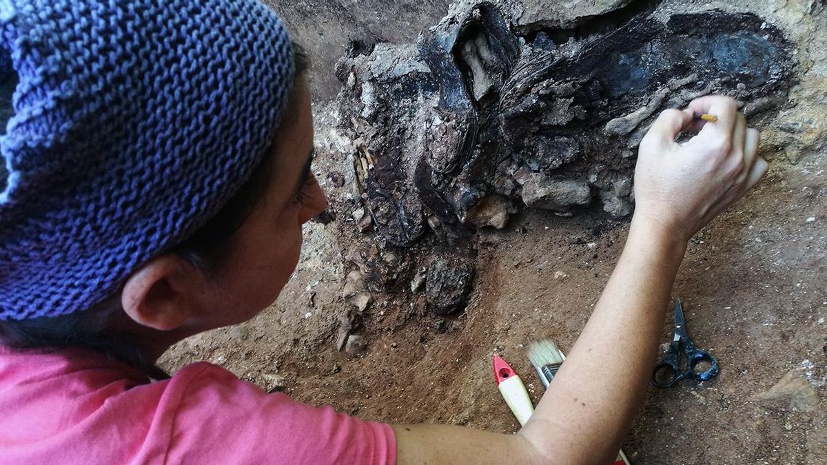 Trabajos arqueológicos en la fosa del Monumento, en Sevilla.