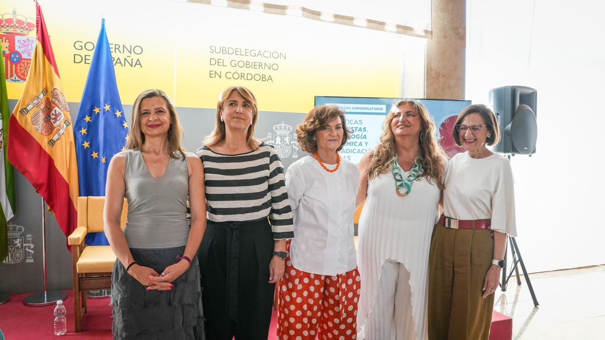 Carmen Calvo, Ana López y las participantes del encuentro-coloquio ‘Políticas feministas, pedagogía sistémica y erradicación de las violencias de género’, antes de su inauguración