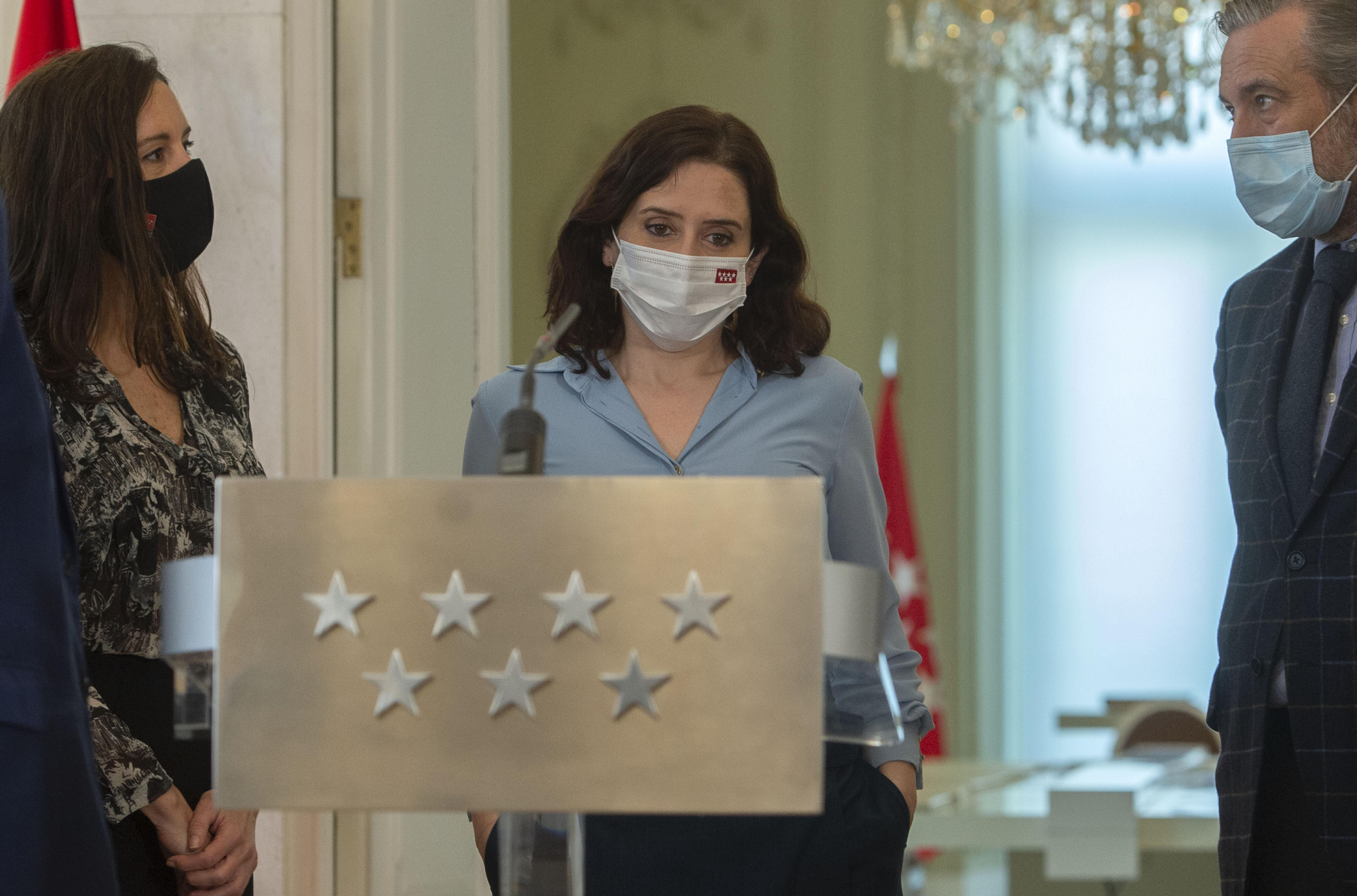 Díaz Ayuso con miembros de su Gobierno antes del anuncio de la convocatoria de elecciones.