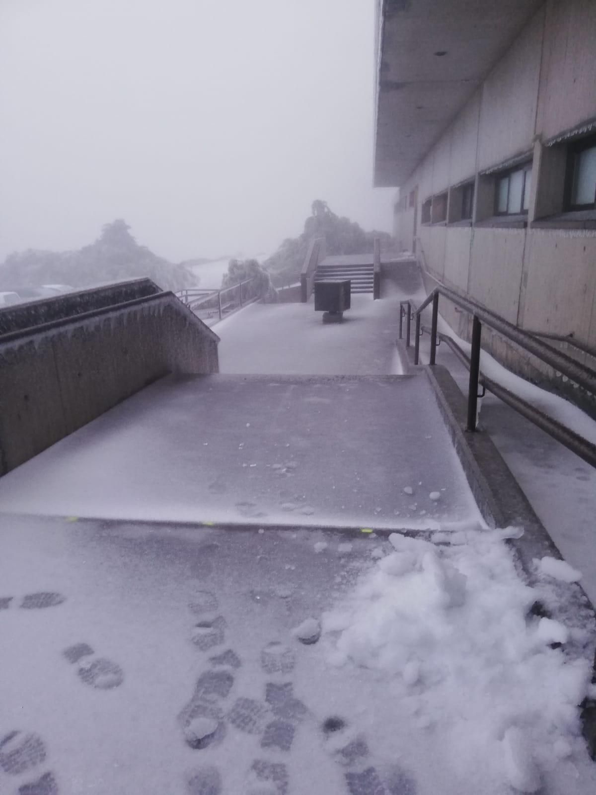Entrada de la residencia del IAC en el Observatorio del Roque de Los Muchachos, este martes, cubierta de hielo y nieve.