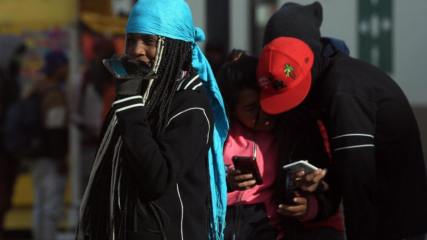 Migrantes y tecnología: cómo los móviles cambian la ruta hacia Estados Unidos