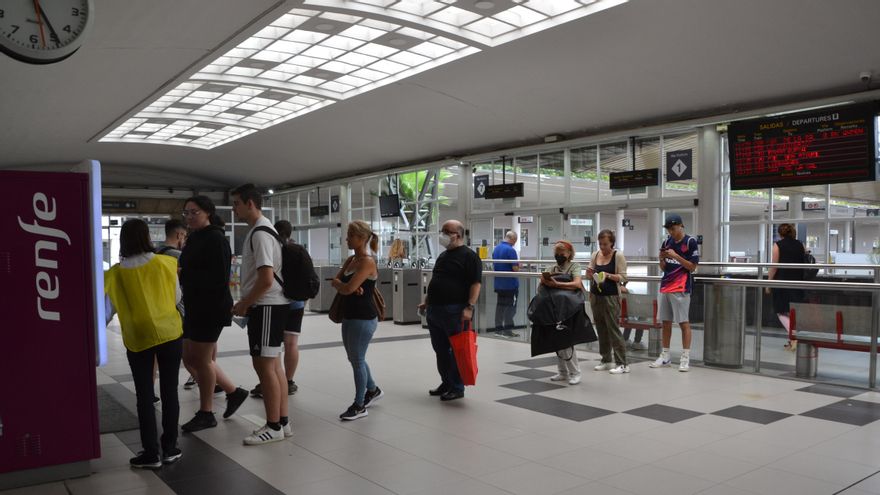 Pasajeros haciendo cola para obtener el abono gratuito en la estación de Cercanías de Santander
