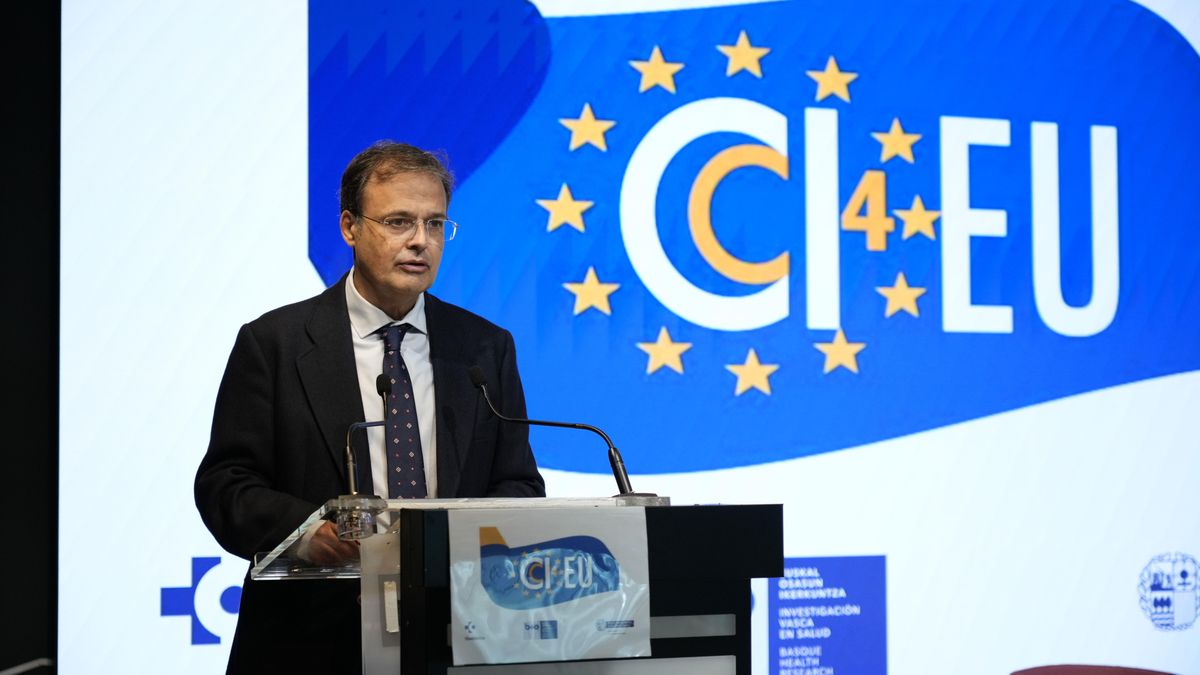 La directora de Osakidetza informó en el Parlamento de dos nombramientos cuyas convocatorias siguen abiertas