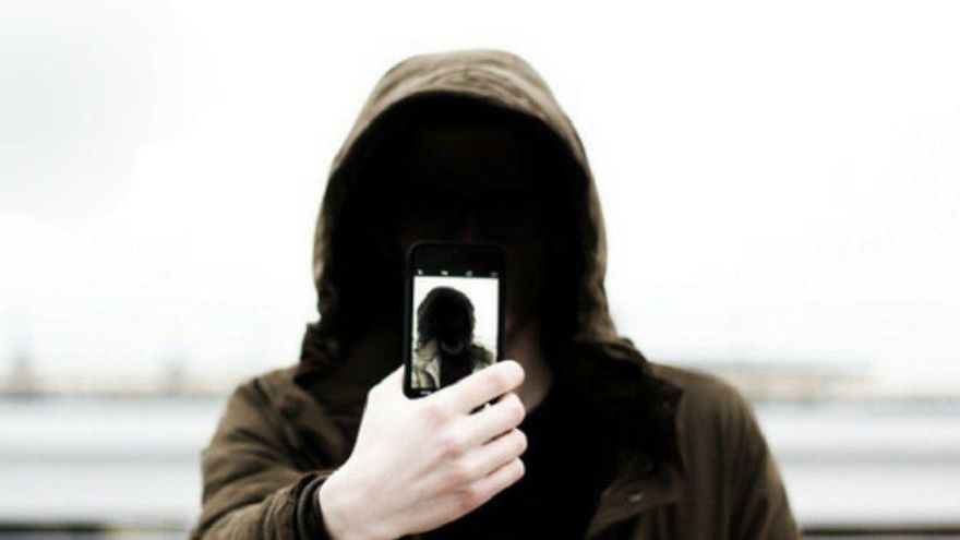 Guardar los mensajes, bloquear al agresor y denunciar: cómo enfrentarse al ciberacoso, que afecta más a las mujeres