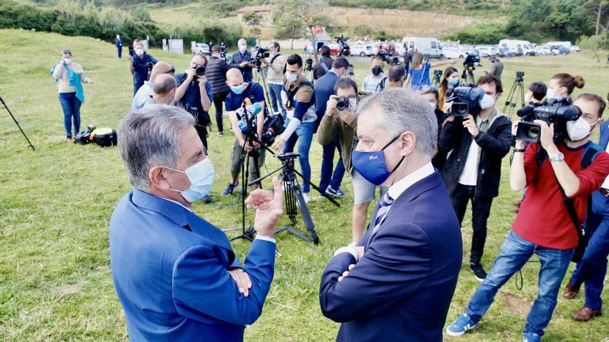 Revilla y Urkullu rodeados de cámaras en el encuentro celebrado en Kobaron el pasado verano.