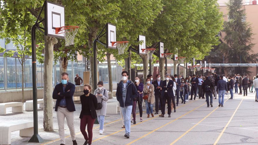 Colas formadas en el acceso al Colegio San Agustín, en Madrid. EFE/ Rodrigo Jiménez